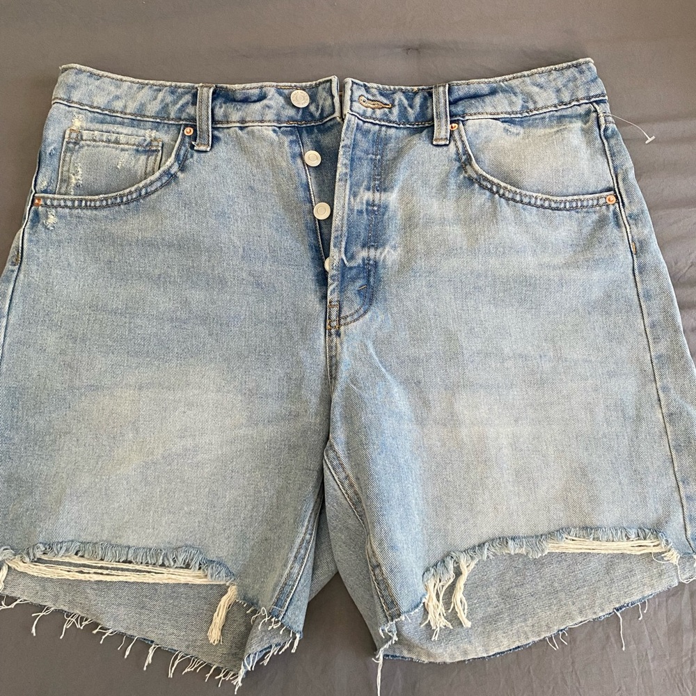 Light jean Bermuda shorts with frayed edges